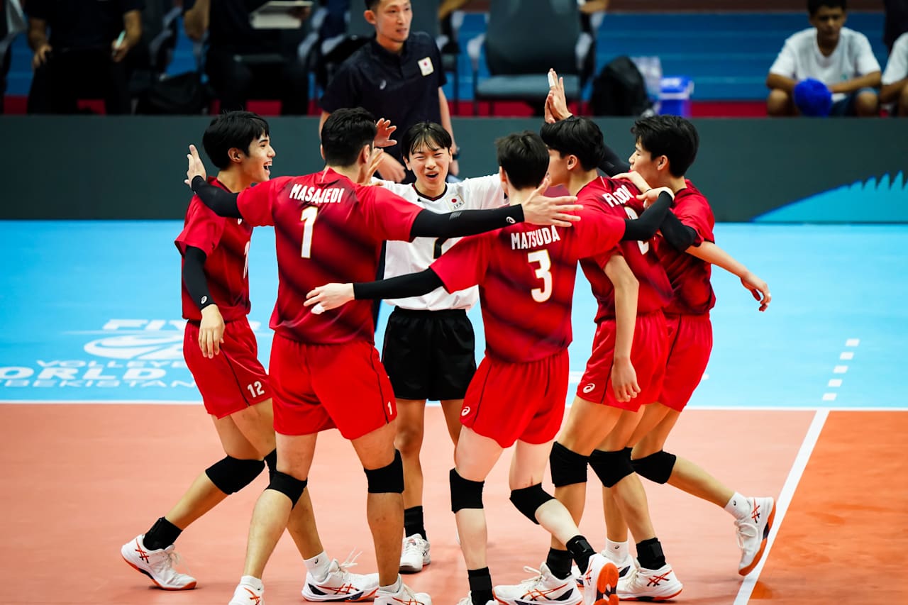 China huddles after scoring a point